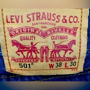 ✨LEVI’S✨GENUINE 501 BUTTONFLY sz38x30🔹2sm frays at hem as seen in photos 💥GUC💥